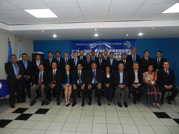 FEDEFUTGUATE ENTREGA GAFETES FIFA 2015