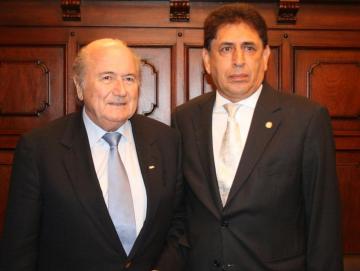Sr. JOSEPH BLATTER FELICITA AL DR. BRYAN JIMENEZ POR SU REELECCION EN LA FEDEFUT