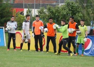 FEDEFUT ENTRENA A FUTUROS PORTEROS